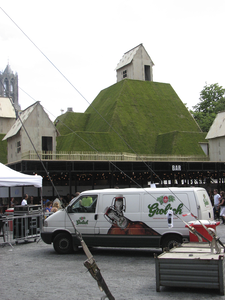 901104 Afbeelding van het bouwwerk op het festivalterrein van het Festival aan de Werf, op de Neude te Utrecht.